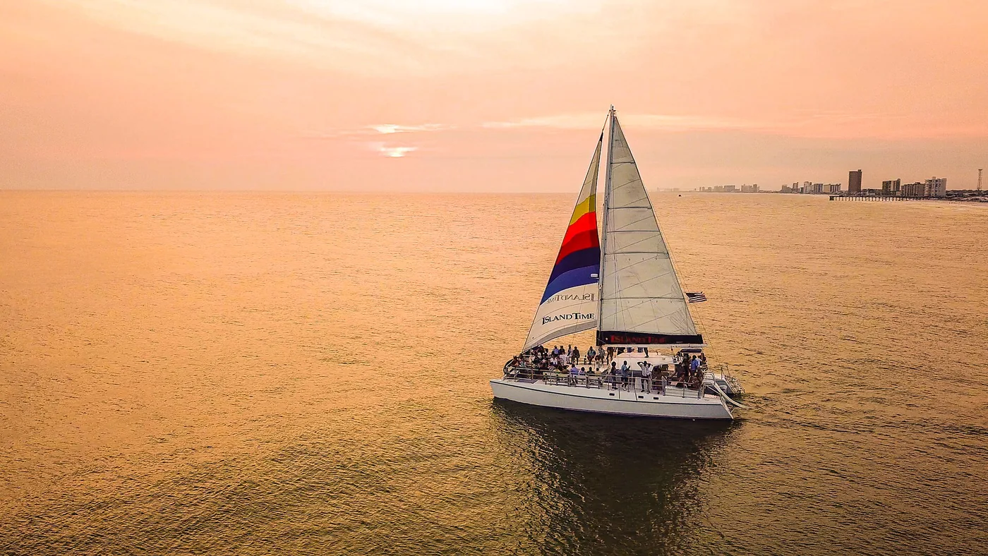 Catamarán al atardecer